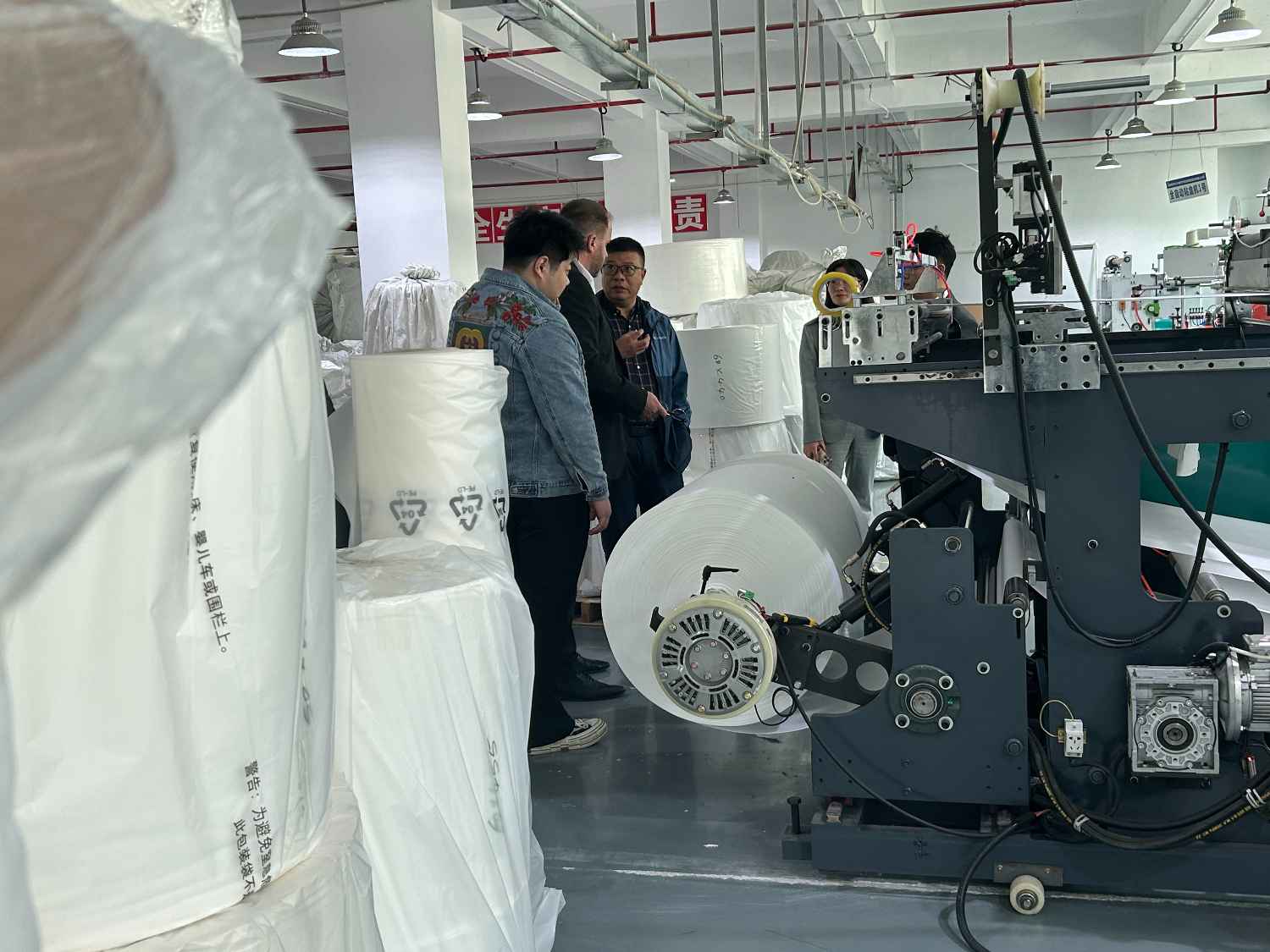 國際合作伙伴深度考察，共謀發(fā)展 —— 外國客戶訪問久信達(dá)科技生產(chǎn)車間(圖4)